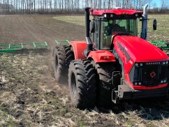 LandTech о Тракторе Кировец К-739М со сцепкой борон KAMA LEOPARD 22 в работе